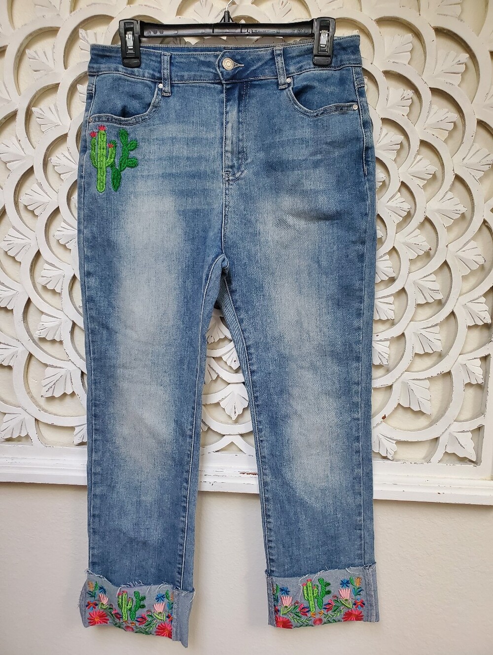 Fashion Express Stretch Denim Embroidered Capris Cactus Desert NWT